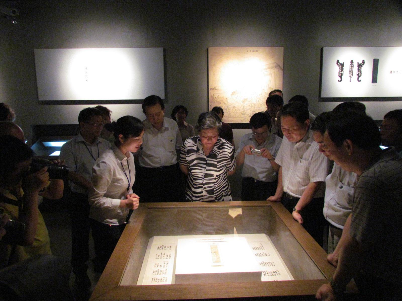 原全国政协副主席张榕明不远千里来里耶考察工作，并参观了秦简博物馆
