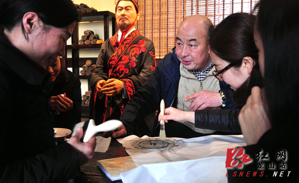 里耶秦简博物馆工作人员学习体验拓印技术